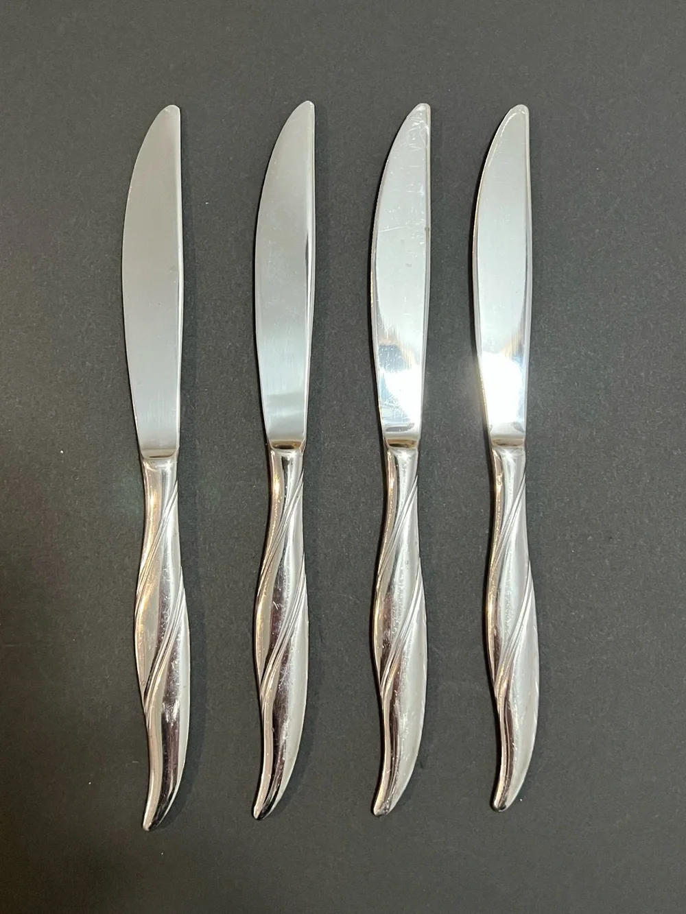 Pfaltzgraff Melody Set of 4 Dinner Knives Stainless Flatware Korea Swirl Handle